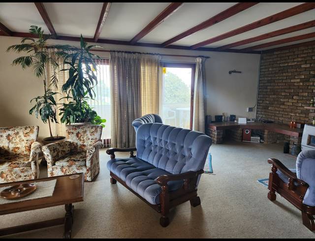 4 BEDROOM FREESTANDING FOR SALE IN OAKDALE